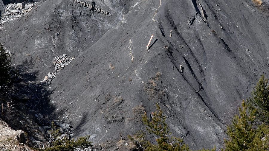 La ladera del macizo de Trois-Évêchés, en Prads-Haute-Bléone. El D-AIPX impactó aquí a las 9:41:06. Los restos se dispersaron en un área de cuatro hectáreas; los mayores fragmentos recuperados medían tres o cuatro metros / Stock