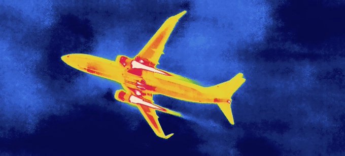 Los aviones no generan calor únicamente en los motores. En una cámara térmica real aparecerían muchas más zonas calientes. En el vídeo apenas se ven un par de puntos rojos mal puestos. Aquí, un ejemplo de cámara térmica real.
