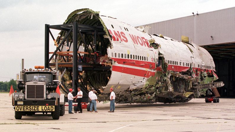 Una sección del fuselaje parcialmente reconstruida del vuelo 800 de TWA sale de un hangar en Calverton, Nueva York, el 14 de septiembre de 1999. / Archivo