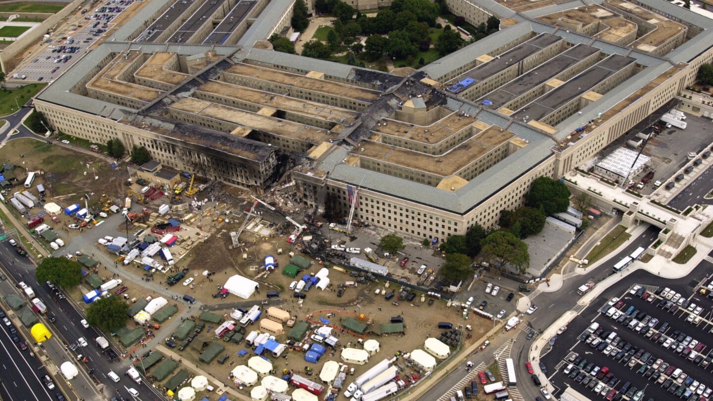 Imagen aérea del edificio del Pentágono en Washington, D.C. el 14 de septiembre de 2001, que muestra a los equipos de emergencia que respondieron a la destrucción causada cuando un avión se estrelló en la esquina suroeste del edificio durante los ataques terroristas del 11 de septiembre / Departamento de Defensa</a>