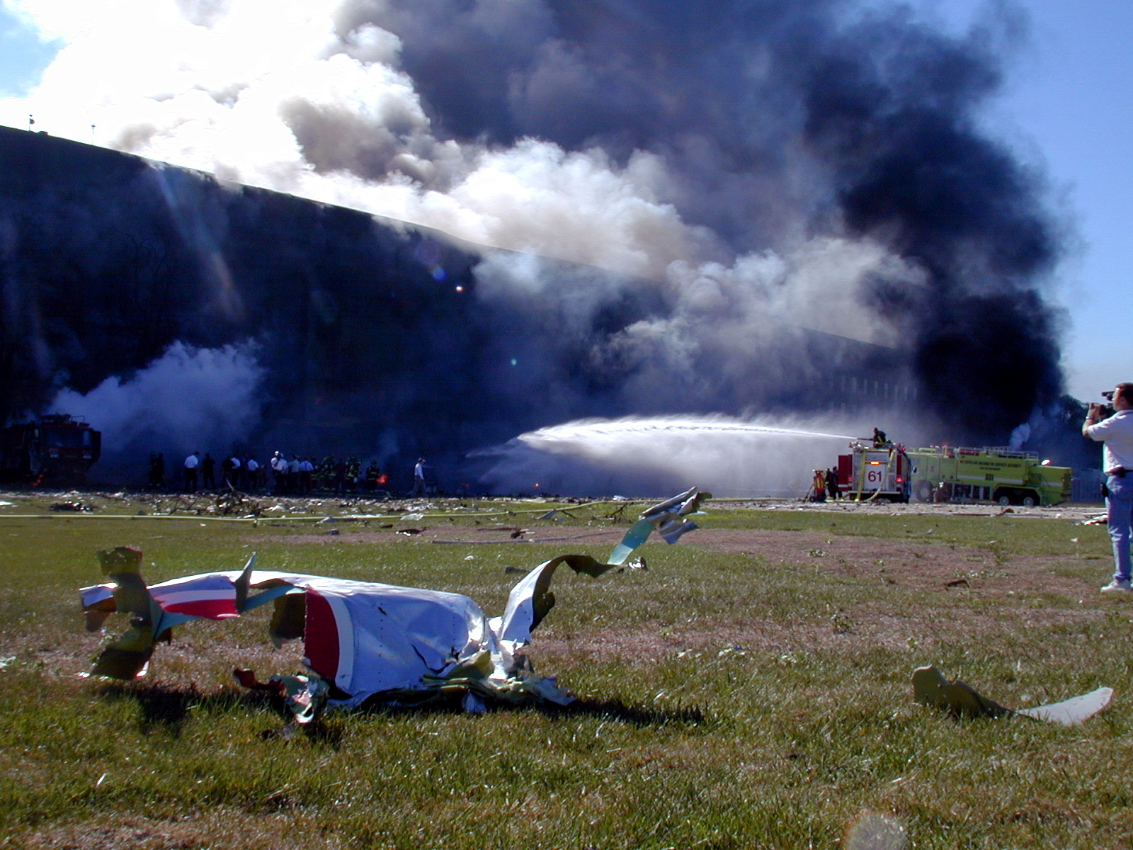 No es cierto que no existan imágenes de los restos del avión que se estrelló en el Pentágono. Esta foto, tomada por la Armada de EE.UU. minutos después del impacto, con restos en el césped oeste del Pentágono, es solo una de las decenas que se publicarían en los días siguientes.</a>